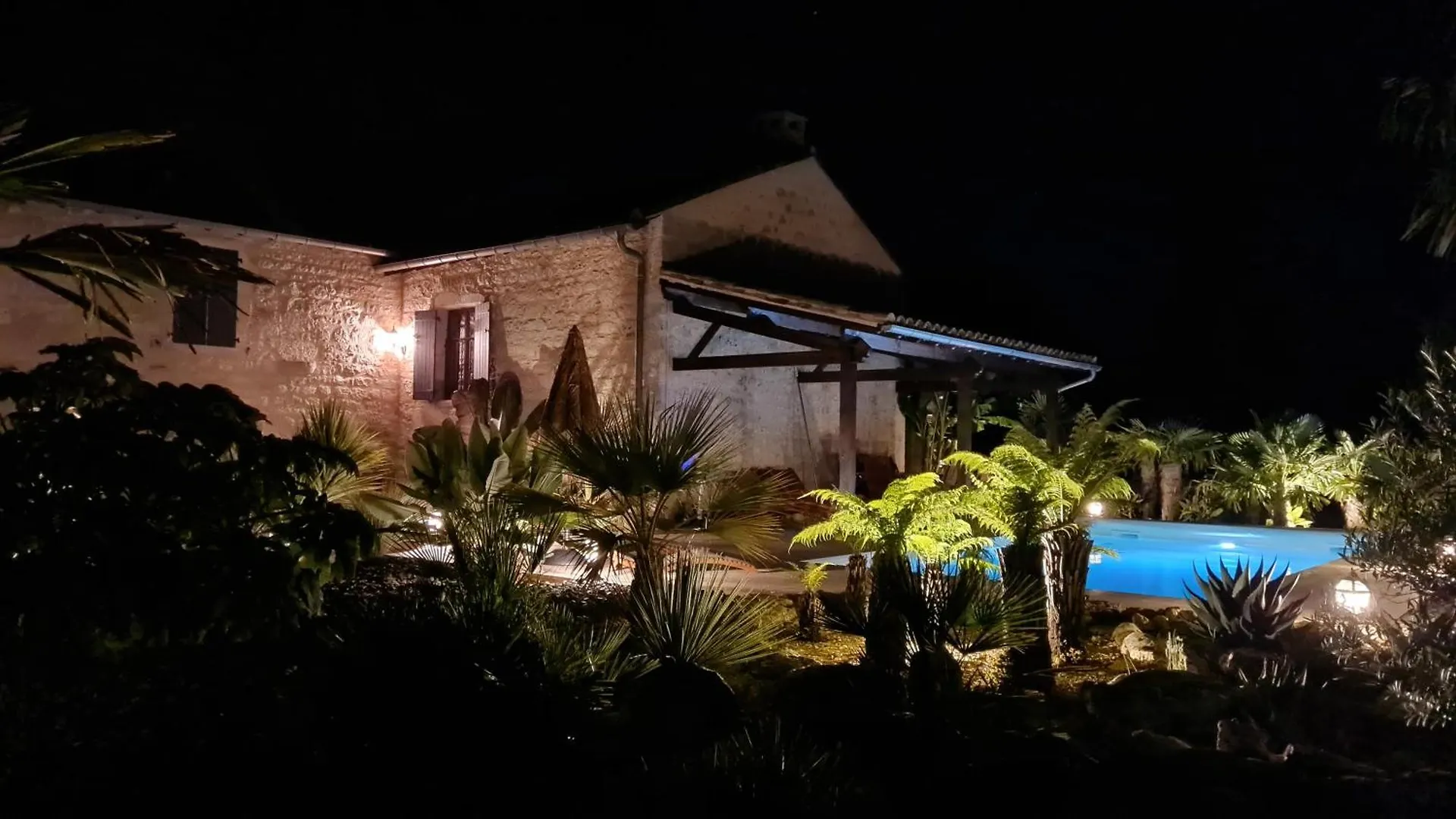Le Relais des Chevaliers Chambre des Templiers Mouzieys-Panens 0*,  France