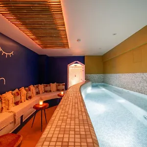 https://auberge-flora.fr-paris.fr